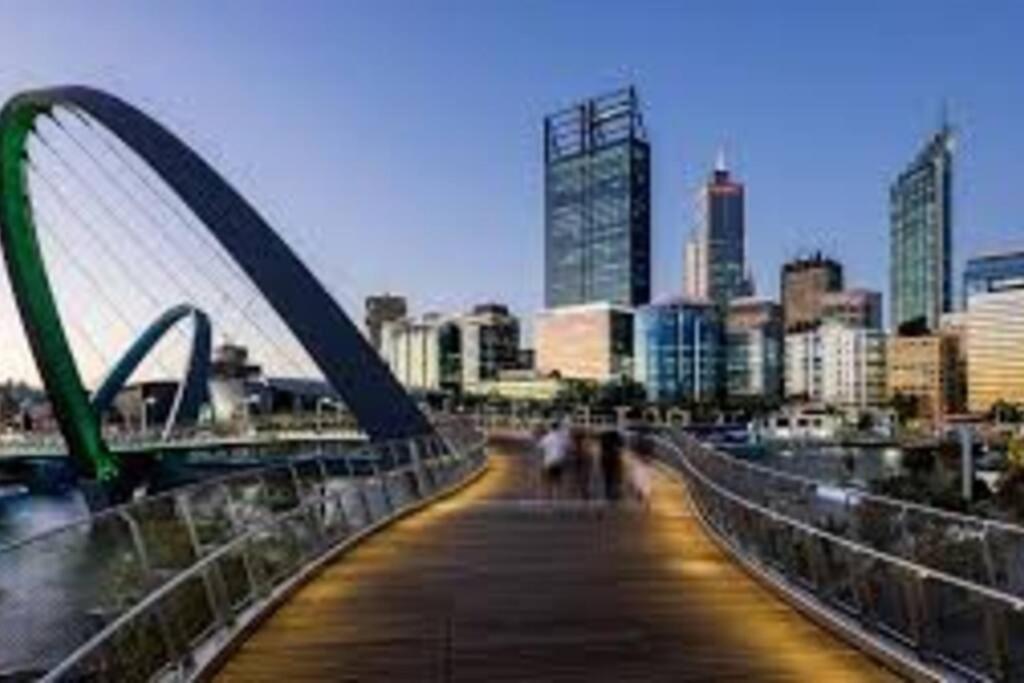 In The City Perth 1B1B Pool And Nice View Buitenkant foto